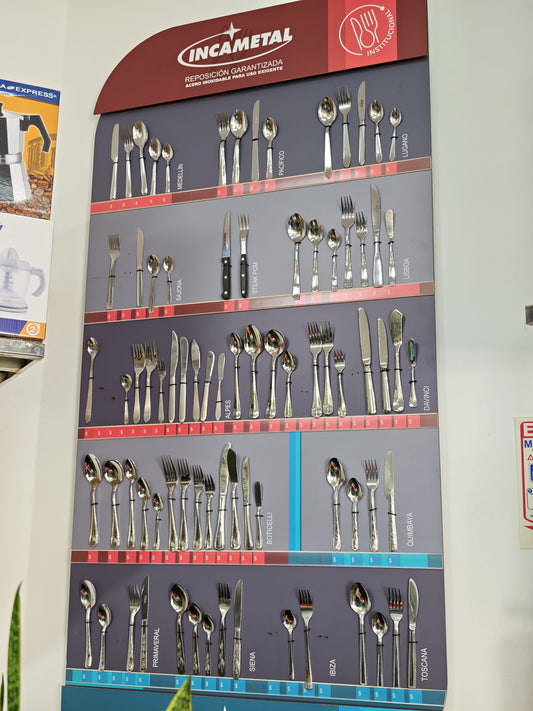 Exhibidor de cubertería en acero inoxidable en la tienda Mundhogar, Bogotá