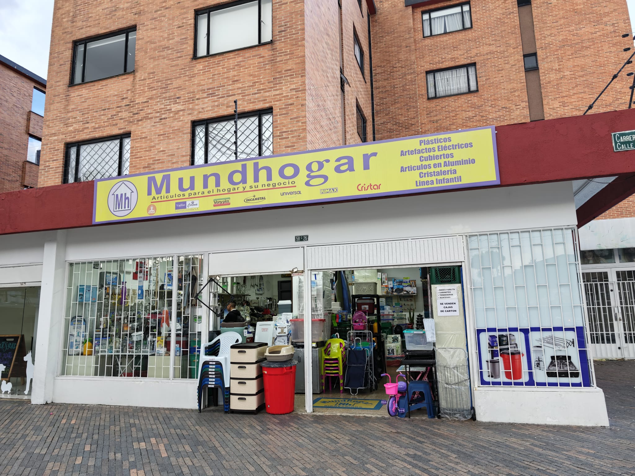 Fachada de Mundhogar, tienda en el norte de Bogotá